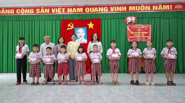 Xã Thủ Thừa, tỉnh Tây Ninh tặng quà học sinh nhân dịp khai giảng năm học 2025-2026