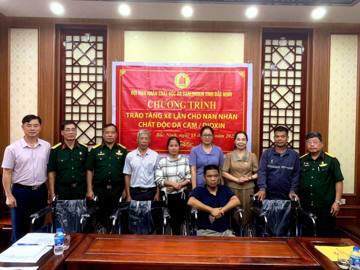 Tỉnh hội Bắc Ninh: Trao tặng xe lăn cho nạn nhân chất độc da cam   