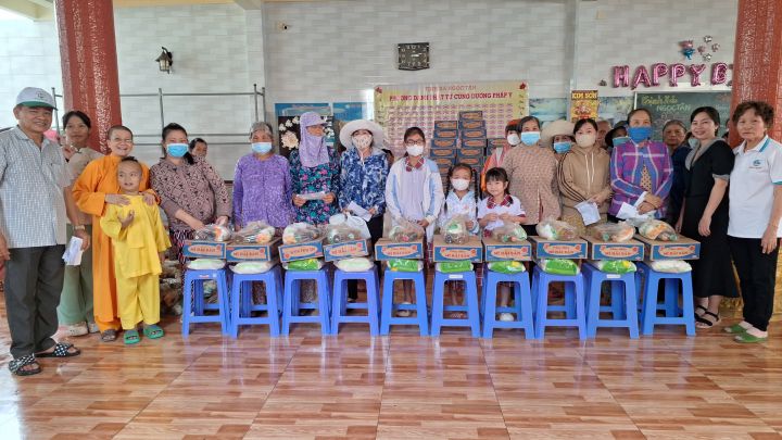 Tịnh xá Ngọc Tân, xã Thủ Thừa tặng quà cho nạn nhân chất độc da cam