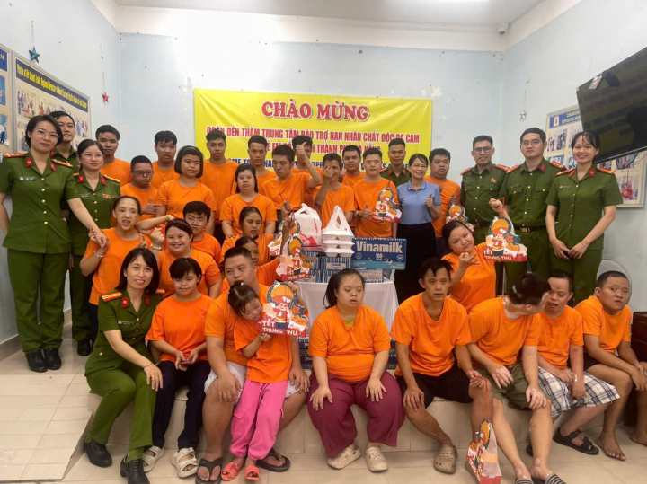 Chi đoàn Văn phòng Cơ quan Cảnh sát điều tra Công an Đà Nẵng thăm tặng quà  tại Trung tâm