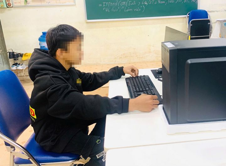 Mồ côi bố, cậu bé 16 tuổi bị di chứng chất độc da cam gặp khó khi phải tự lập