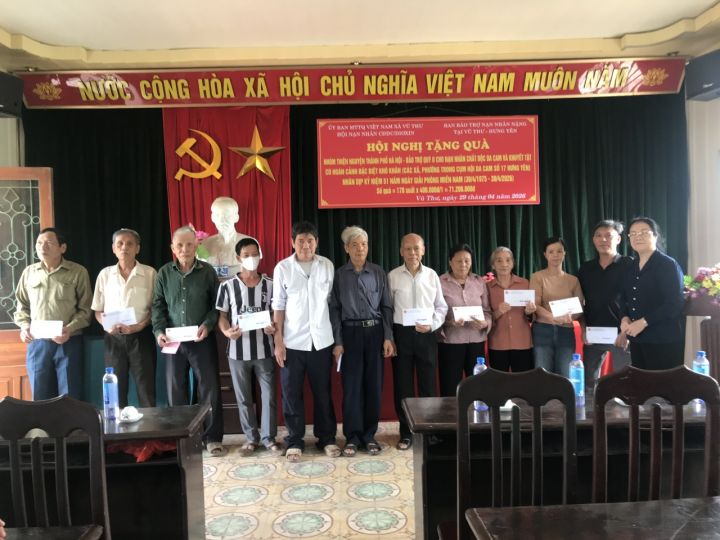 HỘI XÃ VŨ THƯ TRAO HƠN 200 SUẤT QUÀ CHO NẠN NHÂN DA CAM VÀ NGƯỜI KHUYẾT TẬT DỊP 30/4