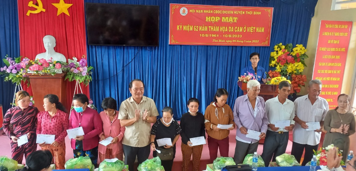 Thới Bình: Họp mặt kỷ niệm 62 năm Thảm họa da cam ở Việt Nam và tặng quà nạn nhân chất độc da cam