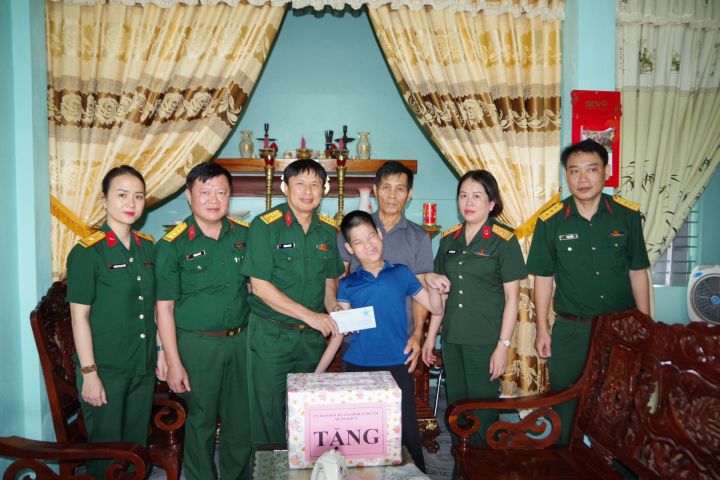 Quân khu 4:Tặng 380 suất quà cho các cháu tàn tật và di chứng chất độc da cam   