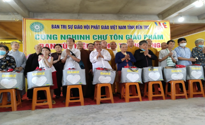 Ban Từ thiện xã hội Trung ương Giáo hội Phật giáo Việt Nam thăm và  tặng quà nạn nhân chất độc da cam tại tỉnh Bến Tre