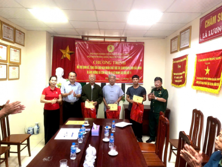 Bắc Ninh trao tặng vốn sinh kế và quà cho nạn nhân chất độc da cam bị thiệt hại do bão số 10 và hoàn lưu bão số 11