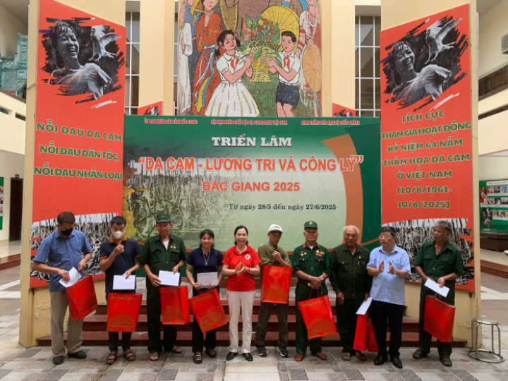 Tỉnh Hội Bắc Giang trao quà dịp Triển lãm “Da cam- Lương tri và Công lý” Bắc Giang năm 2025