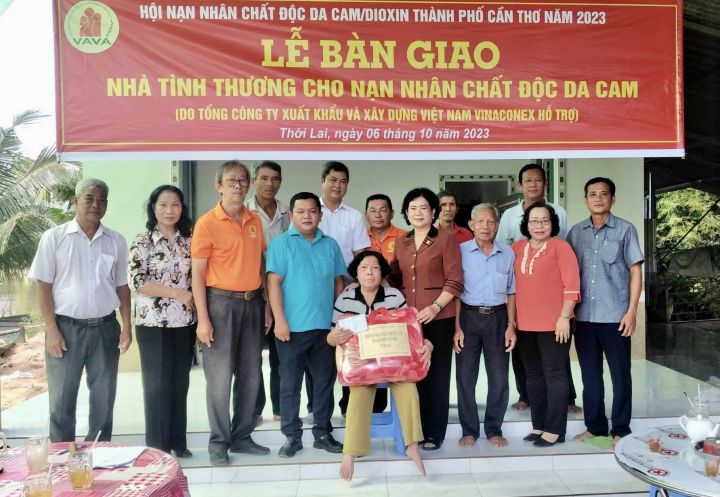 Hội Thành phố Cần Thơ bàn giao nhà tình thương cho   nạn nhân chất độc da cam