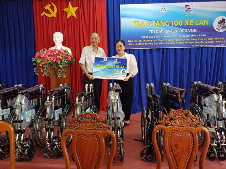 Sở Lao động - Thương binh và Xã hội tỉnh Cà Mau tặng xe lăn cho nạn nhân chất độc da cam và người khuyết tật