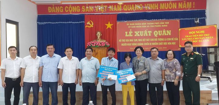 Trao tiền hỗ làm nhà ở cho nạn nhân bị ảnh hưởng chất độc da cam