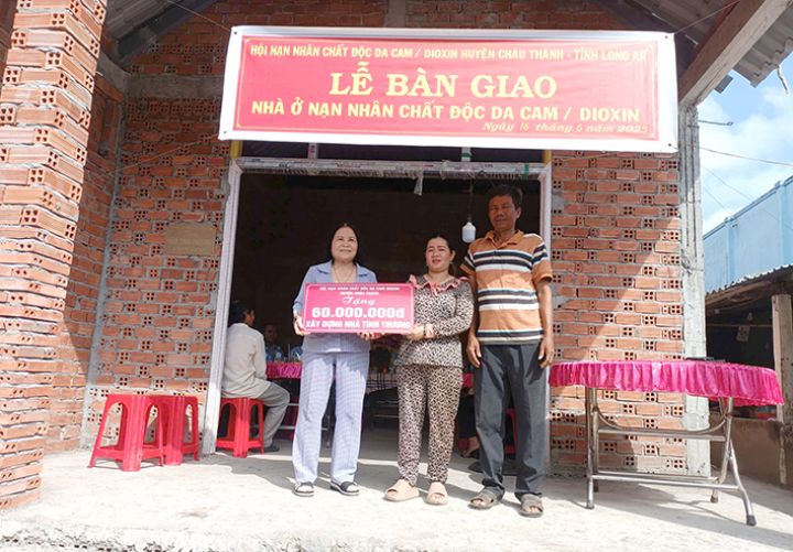 Huyện hội Châu Thành (Long An) bàn giao nhà tình thương cho nạn nhân chất độc da cam