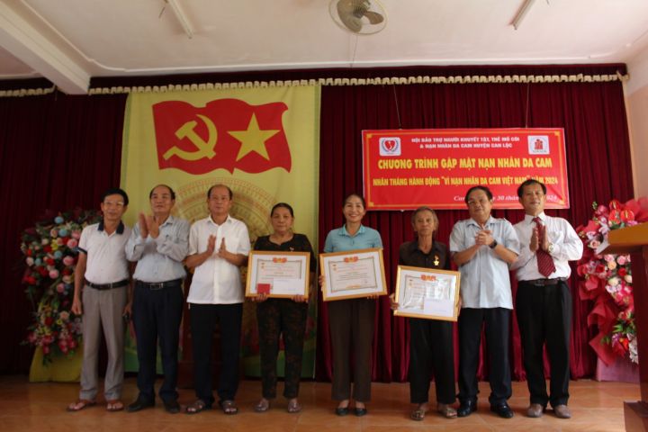 Huyện hội Can Lộc, tổ chức Gặp mặt tặng quà dịp Tết Độc lập