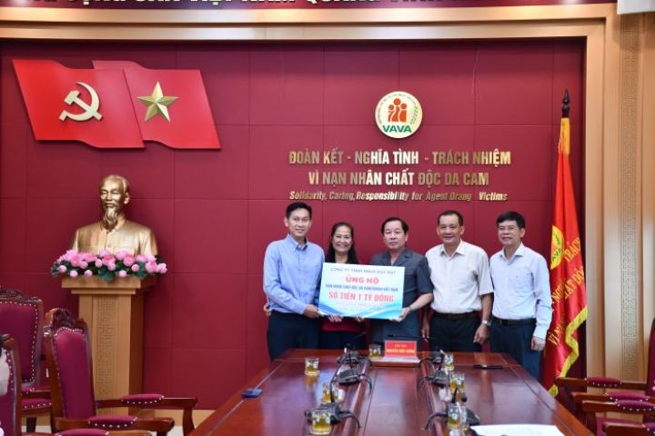 Công ty TNHH Nhựa Đức Đạt ủng hộ 1 tỷ đồng giúp nạn nhân chất độc da cam