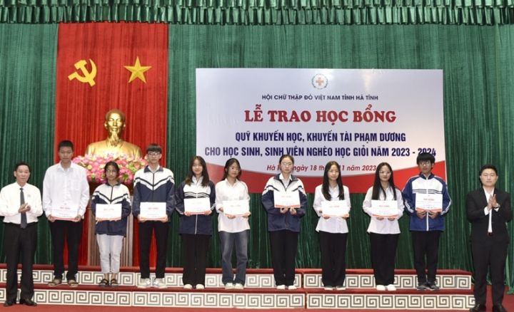 Hà Tĩnh: Trao nhiều suất học bổng cho học sinh nghèo