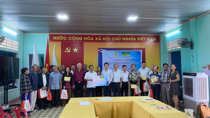 Trung ương Hội tặng quà cho nạn nhân chất độc da cam tỉnh Quảng Trị và thành phố Huế bị thiệt hại do bão