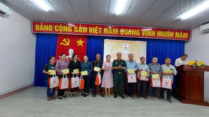 Trung ương Hội nắm tình hình công tác hội và tặng quà nạn nhân chất độc da cam tại tỉnh Khánh Hòa