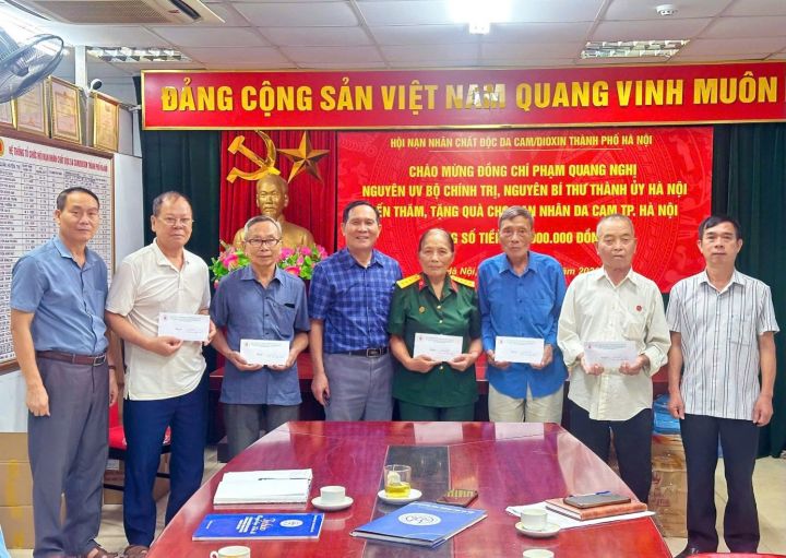 Thành hội Hà Nội: Trao 50 triệu đồng hỗ trợ sinh kế cho nạn nhân chất độc da cam có hoàn cảnh đặc biệt khó khăn