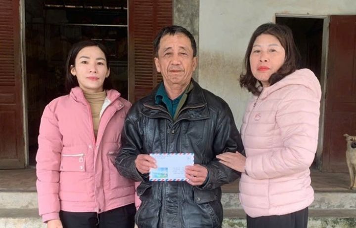 Kiều bào quê Hà Tĩnh tặng quà Tết cho người cao tuổi