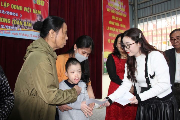 Tạp chí Da cam Việt Nam tặng quà NNCĐDC nhân Ngày thành lập Quân đội