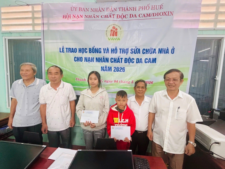 HỘI NNCĐDC/dioxin thành phố Huế trao tặng quà nghĩa tình, tiếp sức học sinh và gia đình nạn nhân vượt khó