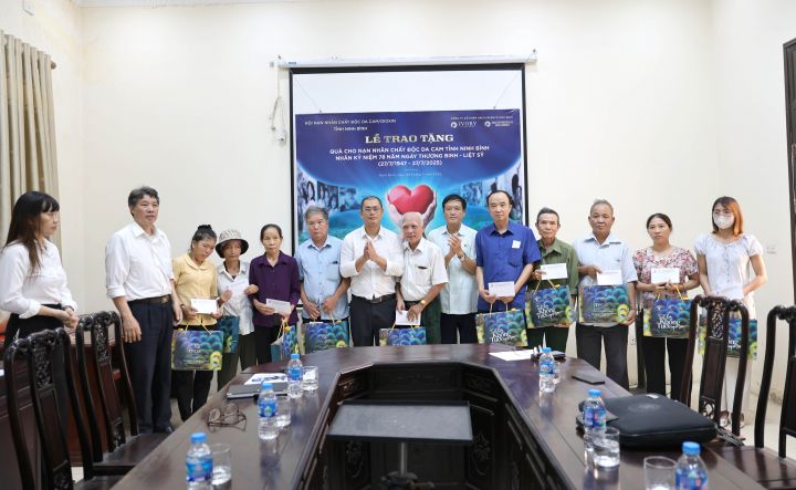 Công ty Cổ phần Archi Reenco Hòa Bình tặng quà nạn nhân chất độc da cam tỉnh Ninh Bình