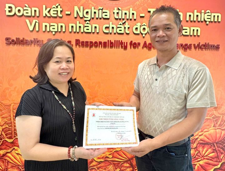 Nhóm Thiện nguyện Vì sức khỏe Hoa Hướng Dương trao 10 triệu đồng hỗ trợ nạn nhân chất độc da cam