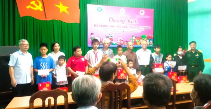 Hòa Bình: Tặng quà trung thu cho con của nạn nhân chất độc da cam và trẻ em khuyết tật, mồ côi