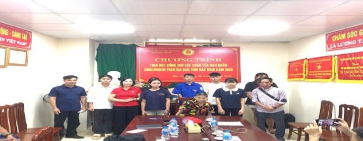 BẮC NINH: Tổ chức VNED trao học bổng cho con, cháu nạn nhân chất độc da cam có hoàn cảnh khó khăn 