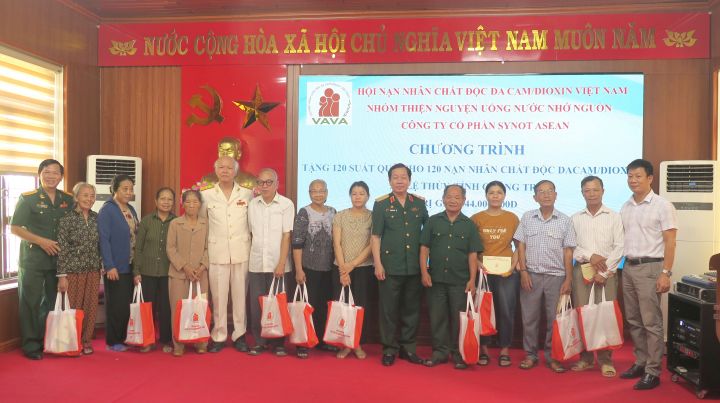 Tặng quà, hỗ trợ sinh kế cho nạn nhân chất độc da cam tại Nghệ An và Quảng Trị