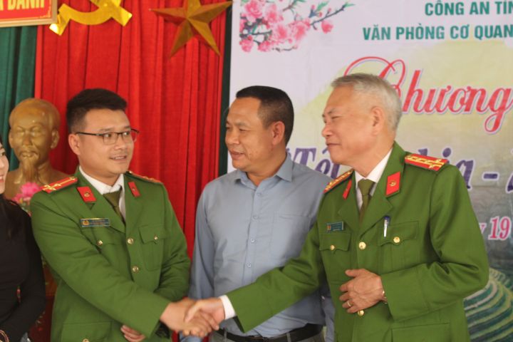 Nghệ An: Chung tay lan tỏa yêu thương tặng quà tết cho người nghèo