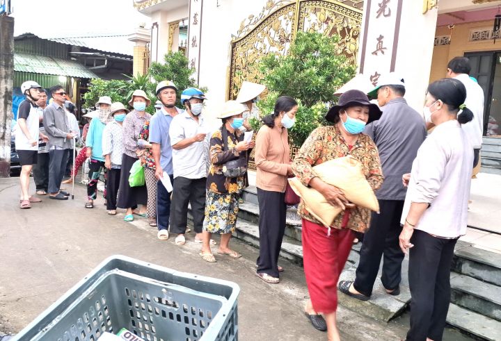 TẶNG QUÀ TẠI CHÙA VĨNH PHONG