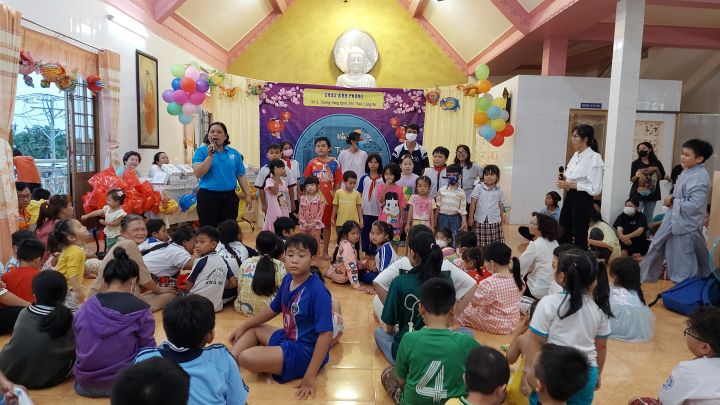 Chùa Vĩnh Phong tổ chức vui Trung thu 2023 cho học sinh