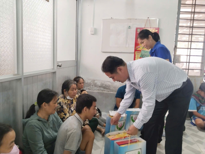 Quỹ Từ thiện Khát Vọng tỉnh Vĩnh Long tặng quà cho nạn nhân chất độc da cam nhân dịp Tết Bính Ngọ 2026