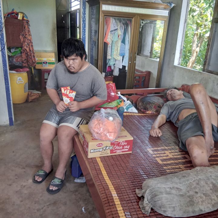 Thủ Thừa thăm và tặng quà nạn nhân chất độc da cam, người khuyết tật