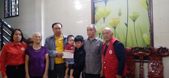 Phường Hưng Bình, thành phố Vinh, tặng quà NNCĐDC nhân Ngày truyền thống Hội Chữ thập đỏ Việt Nam