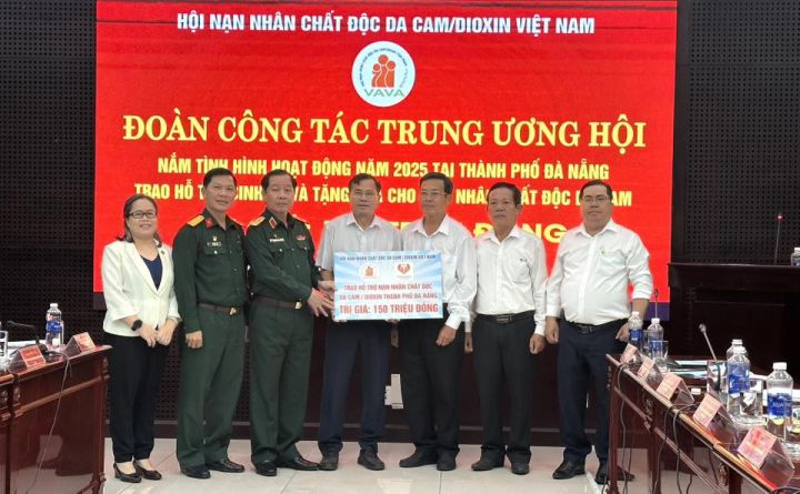 Trung ương Hội tặng quà tại Đà Nẵng