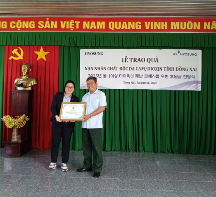 Công ty TNHH HS Hyosung Việt Nam tặng quà cho nạn nhân chất độc da cam