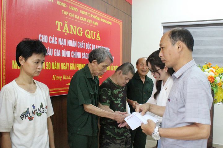 Tạp chí Da cam Việt Nam trao 20 suất quà cho nạn nhân chất độc da cam