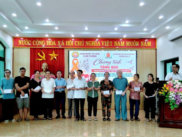 Hội Nạn nhân chất độc da cam/dioxin phường Hoa Lư phối hợp với Doanh nghiệp Tràng An tặng quà nạn nhân