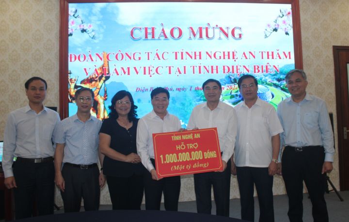 Nghệ An trao 1 tỷ đồng hỗ trợ sinh kế cho người nghèo tỉnh Điện Biên