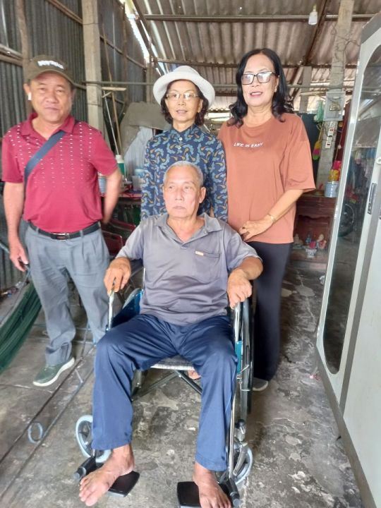 Thủ Thừa: tặng quà và xe lăn cho nạn nhân chất độc da cam và người khuyết tật, hộ nghèo