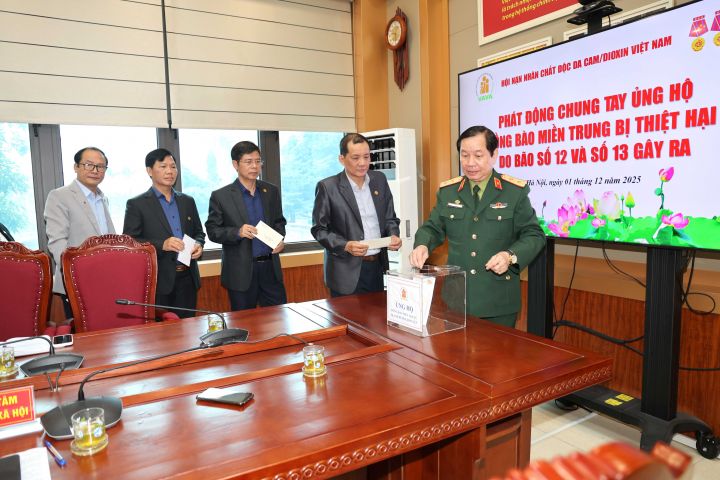 Cán bộ, nhân viên Trung ương Hội chung tay ủng hộ đồng bào miền Trung thiệt hại do bão số 12 và số 13 gây ra