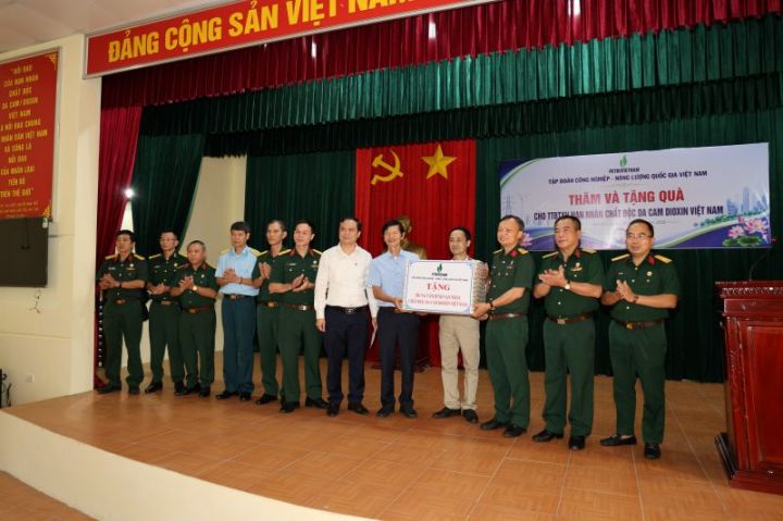 Tập đoàn Công nghiệp – Năng lượng Quốc gia Việt Nam tặng quà Trung tâm Bảo trợ xã hội nạn nhân chất độc da cam/dioxin Việt Nam