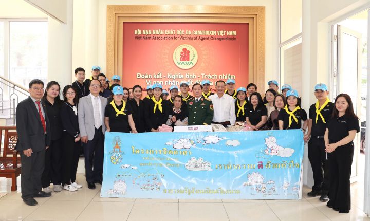 Đại sứ quán Thái Lan tặng quà nạn nhân chất độc da cam