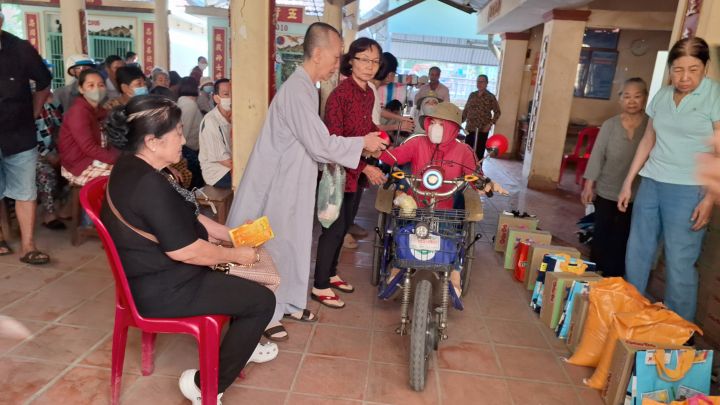 Xã Thủ Thừa tặng quà cho nạn nhân chất độc da cam và người khuyết tật