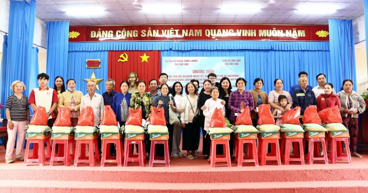 Tặng quà Tết Nguyên đán 2026 cho nạn nhân chất độc da cam, người khuyết tật và trẻ em tại xã Càng Long