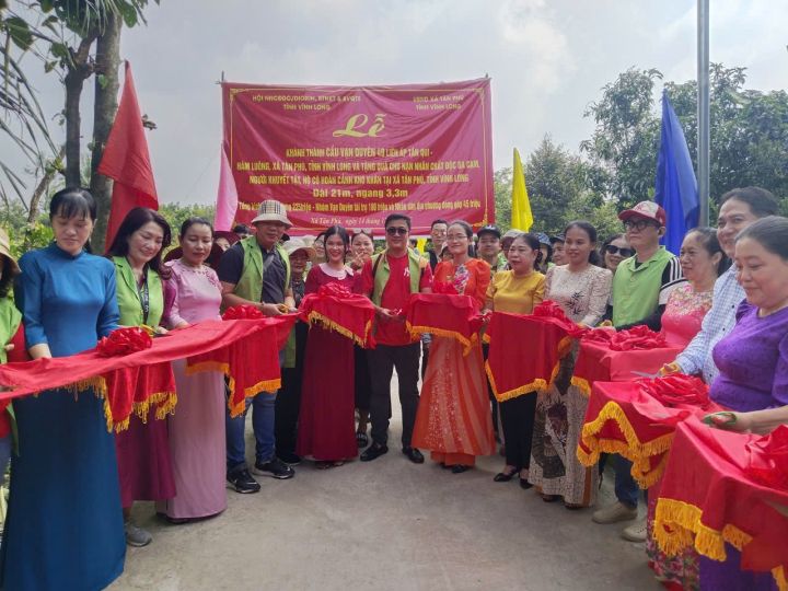 Vĩnh Long: Khánh thành cầu và tặng quà cho nạn nhân chất độc da cam có hoàn cảnh khó khăn