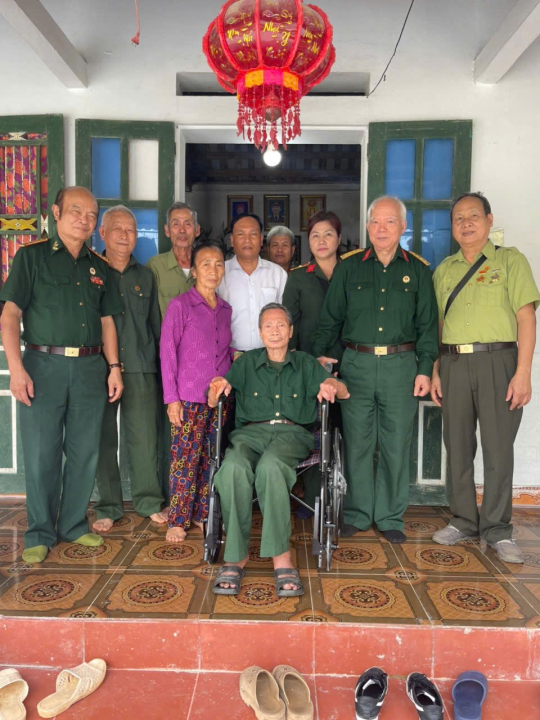 Hội Trường Sơn Thái Nguyên tặng xe lăn cho hội viên da cam xã Kha Sơn