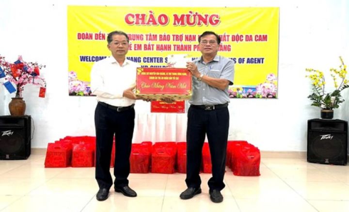 Lãnh đạo Đảng, Tòa án nhân dân Tối cao gửi quà,  thăm chúc Tết nạn nhân chất độc da cam tại Đà Nẵng