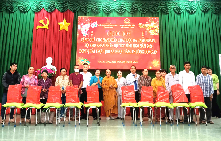 Xã An Lục Long, Tây Ninh trao quà Tết cho nạn nhân chất độc da cam